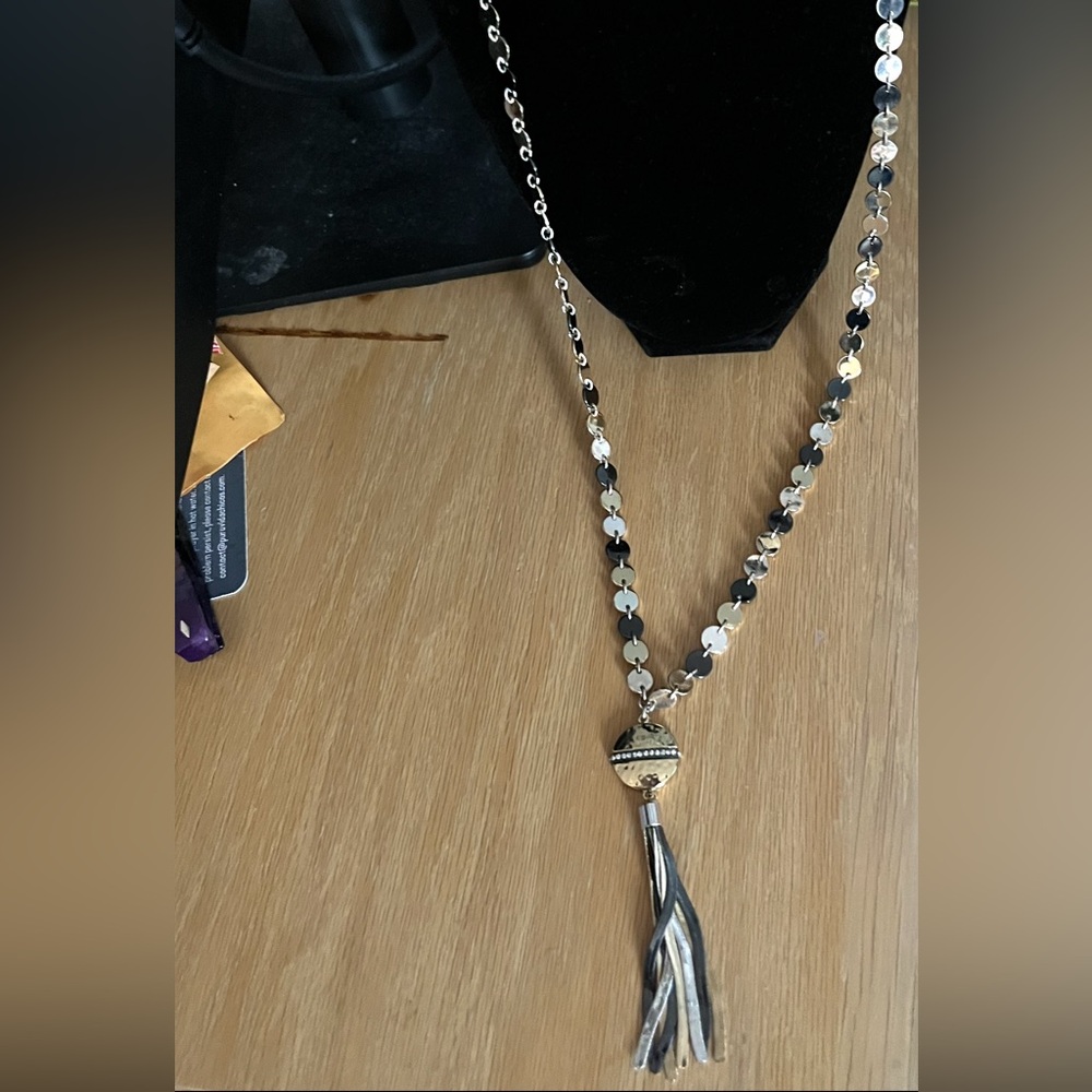 💜3 for $15 Nine West Elegant Black and Gold Necklace